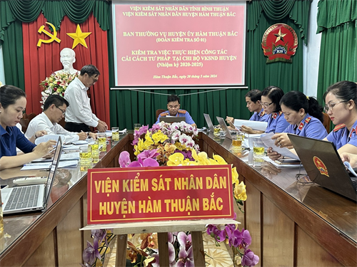Ban thường vụ Huyện ủy Hàm Thuận Bắc kiểm tra việc thực hiện công tác cải cách tư pháp tại Chi bộ VKSND huyện Hàm Thuận Bắc